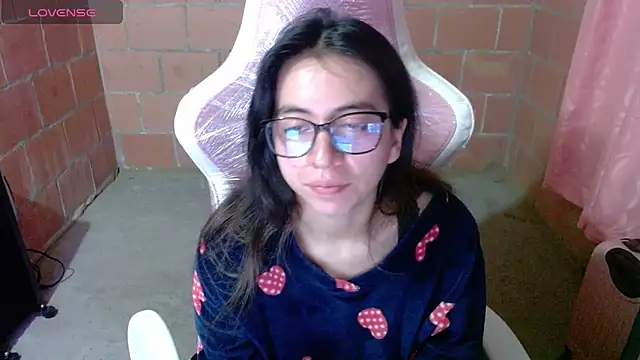 Snapshot of Maggie_Fox3 chatting on May 2026 01:35:02 AM Maggie Fox3 online show from May 2026 01:35:02 AM