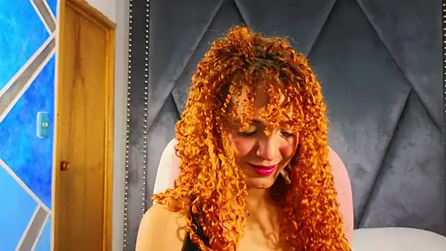 Snapshot of SexyLeilaa chatting on March 2025 12:18:02 AM SexyLeilaa online show from March 2025 12:18:02 AM