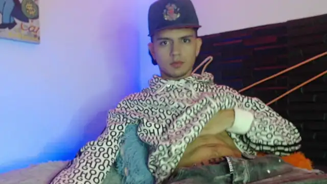 Snapshot of andersonZ998 chatting on October 2025 02:17:02 AM andersonZ998 online show from October 2025 02:17:02 AM