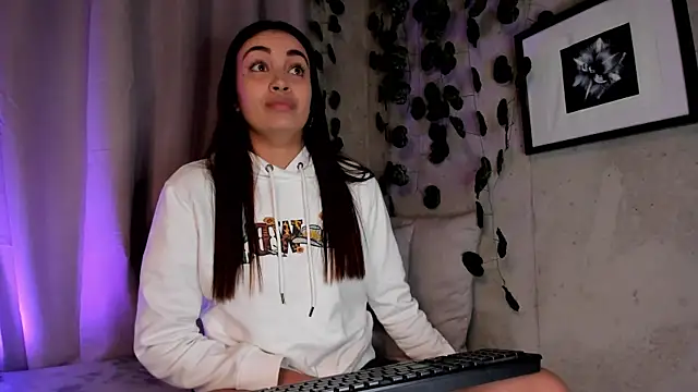 Snapshot of aisha_es chatting on March 2025 10:31:02 PM aisha es online show from March 2025 10:31:02 PM