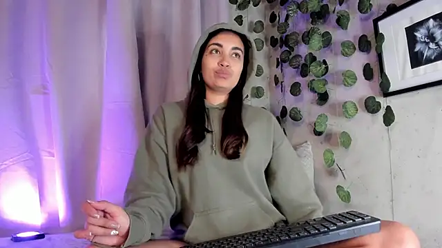 Snapshot of aisha_es chatting on March 2025 09:10:02 PM aisha es online show from March 2025 09:10:02 PM