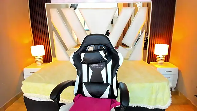 Linda4Petite online show from December 2025 06:28:01 PM