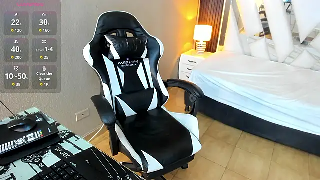 Linda4Petite online show from March 2026 06:03:01 PM