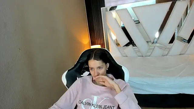 Linda4Petite online show from April 2026 01:42:02 PM