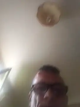 Snapshot of Robertino21cm chatting on April 2026 07:09:02 AM Robertino21cm online show from April 2026 07:09:02 AM