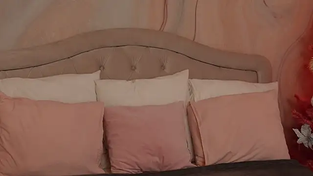 Snapshot of OliviaSirena chatting on December 2024 11:23:02 PM OliviaSirena online show from December 2024 11:23:02 PM