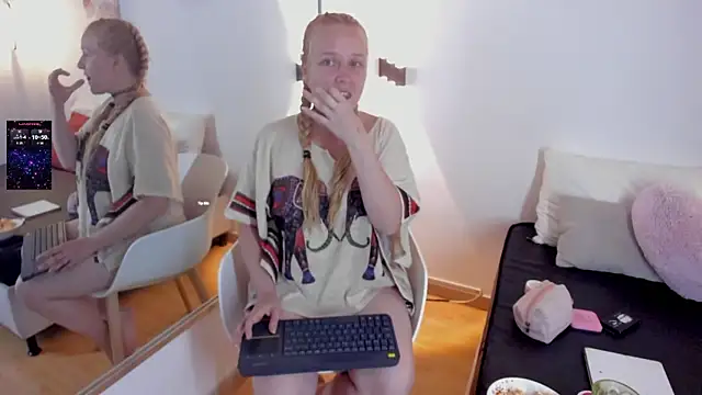 Snapshot of EmilySumer chatting on March 2026 03:43:02 AM EmilySumer online show from March 2026 03:43:02 AM