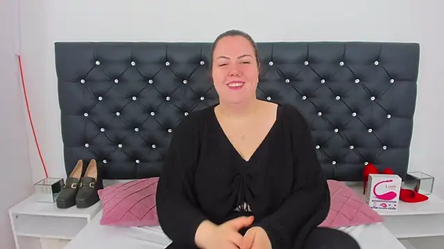 Snapshot of EvaLick chatting on December 2024 09:32:02 AM EvaLick online show from December 2024 09:32:02 AM