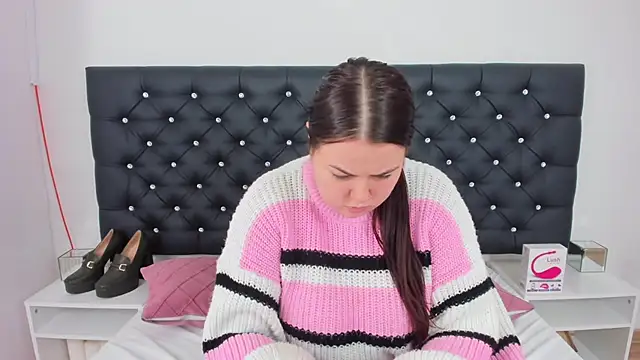 Snapshot of EvaLick chatting on December 2024 10:10:02 AM EvaLick online show from December 2024 10:10:02 AM