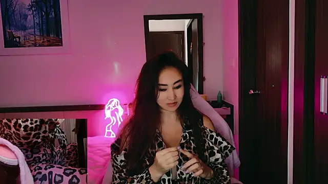 Snapshot of AsianQueens chatting on December 2025 02:40:01 AM AsianQueens online show from December 2025 02:40:01 AM