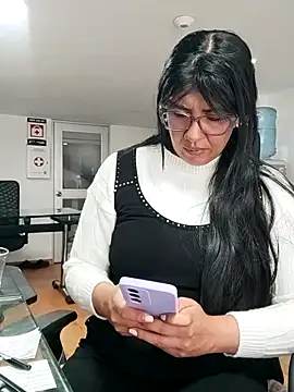 aisha latina online show from March 2026 03:28:02 PM