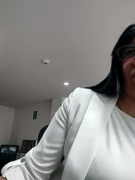 aisha latina online show from April 2026 03:17:02 PM