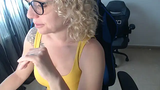 LARACRUZ30 online show from April 2026 02:21:01 PM
