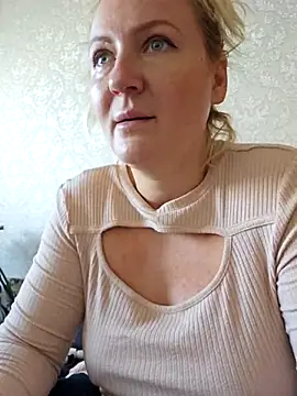 Snapshot of Marushka chatting on October 2025 06:09:01 AM Marushka online show from October 2025 06:09:01 AM