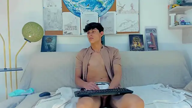 Snapshot of logan_thomas chatting on February 2026 06:02:02 PM logan thomas online show from February 2026 06:02:02 PM