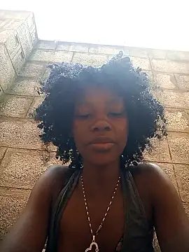 Snapshot of Petite_li chatting on November 2025 06:05:02 AM Petite li online show from November 2025 06:05:02 AM