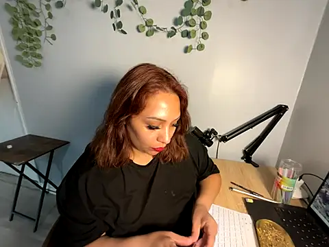 linalooove online show from September 2025 05:57:02 PM