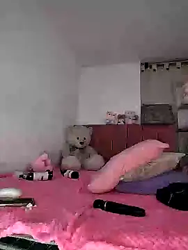 Snapshot of amycute_ chatting on December 2024 01:47:01 AM amycute online show from December 2024 01:47:01 AM