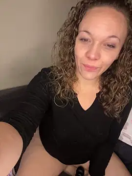 Snapshot of AuroraSummers chatting on February 2025 12:15:01 AM AuroraSummers online show from February 2025 12:15:01 AM