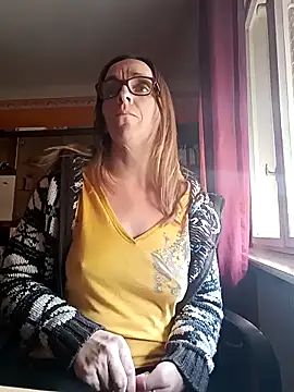 Snapshot of Dettybitch40 chatting on October 2025 08:33:02 AM Dettybitch40 online show from October 2025 08:33:02 AM