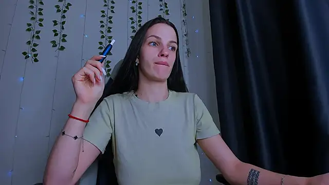 Snapshot of KarlaSim chatting on December 2025 09:54:01 PM KarlaSim online show from December 2025 09:54:01 PM