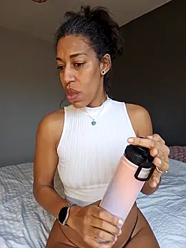 Snapshot of Goldenlace chatting on February 2026 01:05:01 PM Goldenlace online show from February 2026 01:05:01 PM