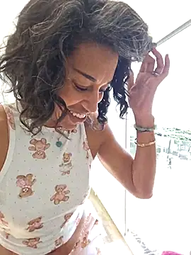 Snapshot of Goldenlace chatting on February 2026 10:45:01 AM Goldenlace online show from February 2026 10:45:01 AM