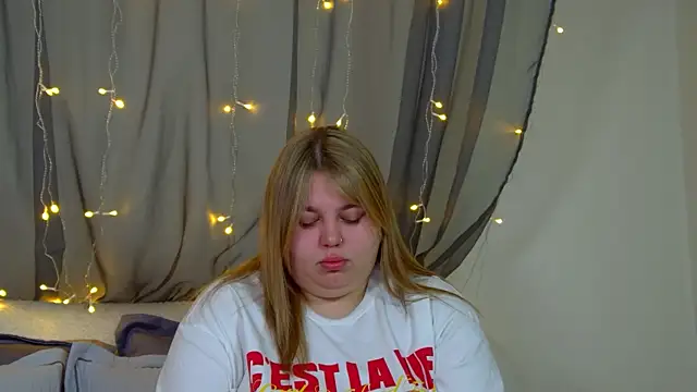 Snapshot of LillianKim chatting on November 2025 06:30:01 AM LillianKim online show from November 2025 06:30:01 AM