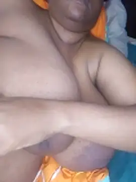 Snapshot of bigtitssxx chatting on April 2026 04:35:01 PM bigtitssxx online show from April 2026 04:35:01 PM