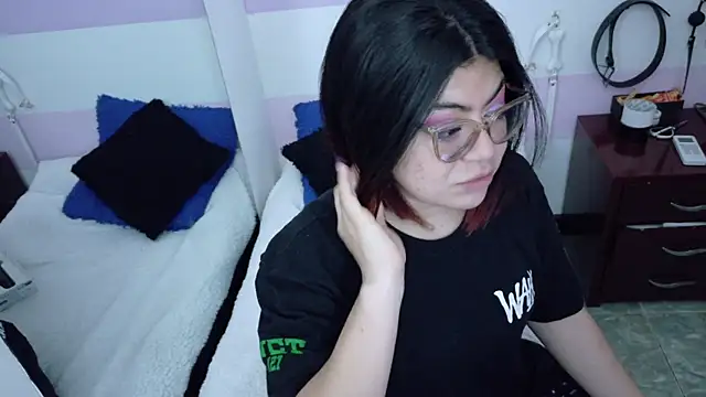 Catwhite  online show from November 2025 01:32:02 PM