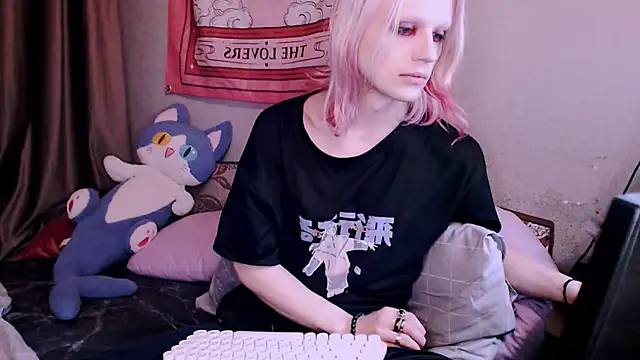 Alien Bella online show from December 2025 02:57:02 PM