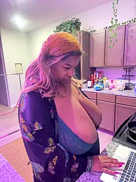 Snapshot of BigFineSelena chatting on December 2025 12:41:01 AM BigFineSelena online show from December 2025 12:41:01 AM