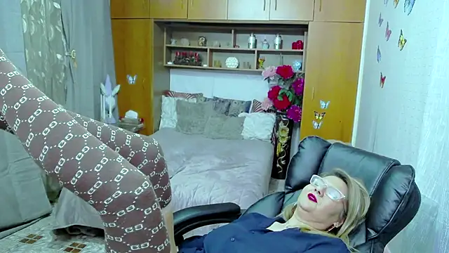 Snapshot of LucilleFenlys chatting on December 2024 12:19:02 AM LucilleFenlys online show from December 2024 12:19:02 AM