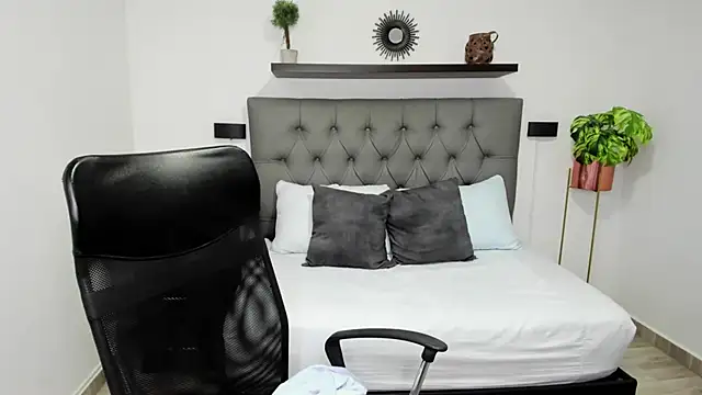 isabella florez online show from March 2025 06:12:01 PM