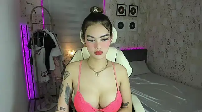 Snapshot of AlexandraMooree chatting on February 2025 07:04:02 AM AlexandraMooree online show from February 2025 07:04:02 AM