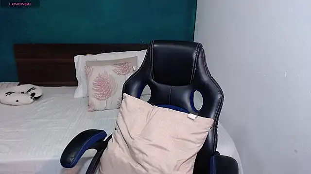 Snapshot of scaelettdubois chatting on October 2025 12:35:02 AM scaelettdubois online show from October 2025 12:35:02 AM