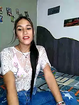 Snapshot of Little_Naughty_Nicole chatting on April 2026 04:40:01 AM Little Naughty Nicole online show from April 2026 04:40:01 AM