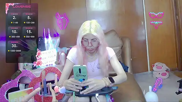 Skinygirl online show from November 2025 10:42:02 PM