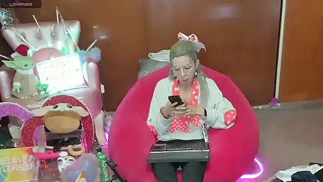 Skinygirl online show from May 2026 10:38:02 PM