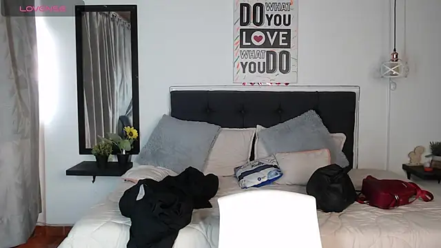 Snapshot of vaness_weet chatting on March 2025 08:01:02 PM vaness weet online show from March 2025 08:01:02 PM