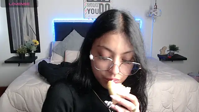 Snapshot of vaness_weet chatting on March 2025 08:20:02 PM vaness weet online show from March 2025 08:20:02 PM