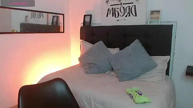 Snapshot of vaness_weet chatting on October 2025 07:13:01 PM vaness weet online show from October 2025 07:13:01 PM