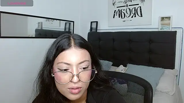 Snapshot of vaness_weet chatting on November 2025 08:00:01 PM vaness weet online show from November 2025 08:00:01 PM