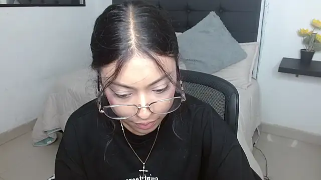 Snapshot of vaness_weet chatting on November 2025 07:43:01 PM vaness weet online show from November 2025 07:43:01 PM