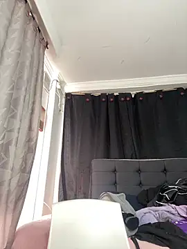 Snapshot of vaness_weet chatting on December 2025 07:18:01 PM vaness weet online show from December 2025 07:18:01 PM