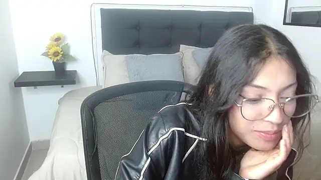 vaness weet online show from April 2026 08:15:01 PM