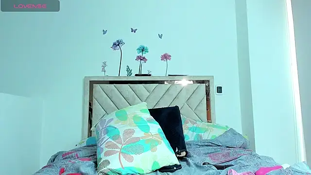 Snapshot of Bessie32 chatting on February 2025 08:53:01 PM Bessie32 online show from February 2025 08:53:01 PM