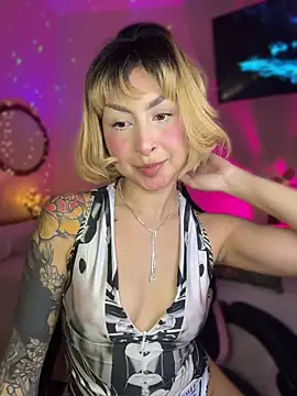 Cinamoonn online show from April 2026 06:13:02 PM