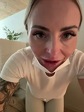 EmaSalis online show from December 2025 01:29:02 PM