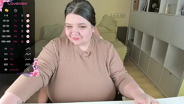 Snapshot of PlumPie chatting on December 2025 12:05:01 AM PlumPie online show from December 2025 12:05:01 AM